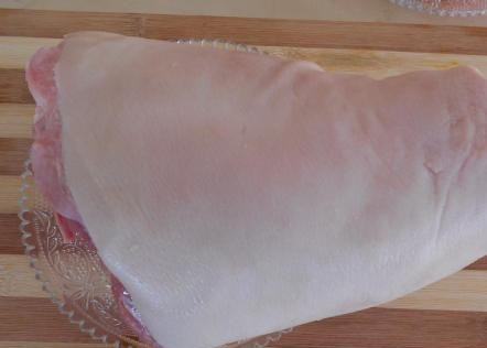 1. Этап. Cвиная рулька по-немецки: Рульку надо хорошо помыть под проточной водой, поскоблить кожу и,если есть волоски, то опалить их на огне.