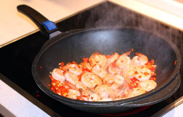 1. Этап. Острые бутерброды с креветками: Теперь добавляем на сковороду очищенные креветки.