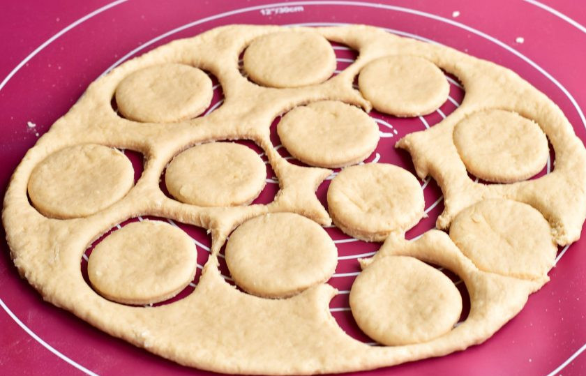 1. Этап. Печенье Студенческое: Выдавите кружочки стаканом.