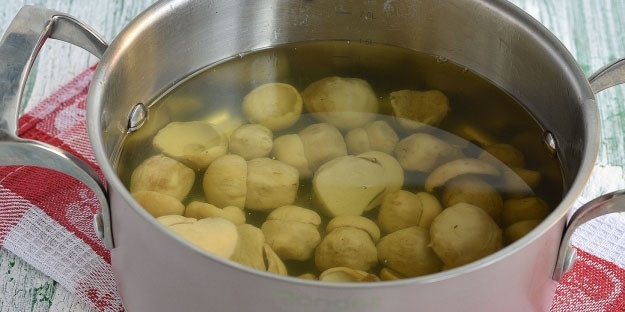 1. Этап. Белые маринованные грибы: Залейте грибы чисто водой, добавьте немного соли и уксуса, поварите, как грибы уйдут на дно, значит, готовы. Переложите их в стерилизованные банки.