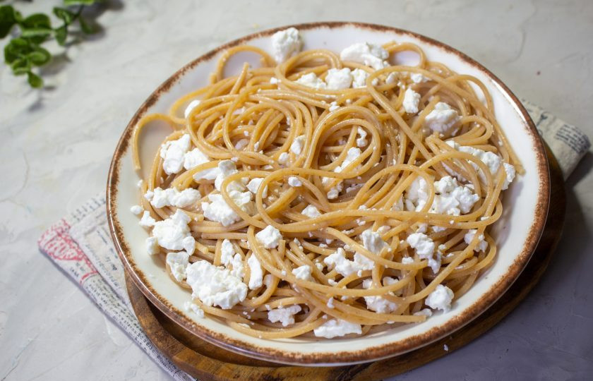 1. Этап. Спагетти с творогом и яблоком: Выложите пасту в тарелку.
