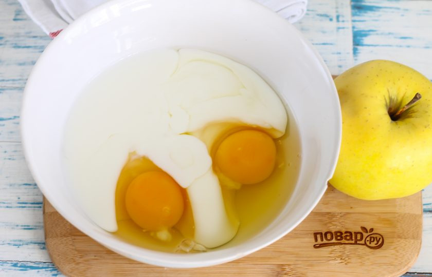 1. Этап. Блины на кефире с припеком: Вбейте в глубокую емкость куриные яйца, влейте кефир любой жирности, всыпьте сахарный песок и взбейте все венчиком примерно 2-3 минуты.