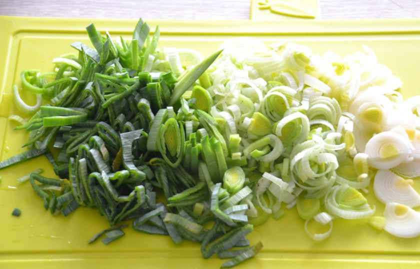 1. Этап. Киш с копченой курицей: Пока тесто 