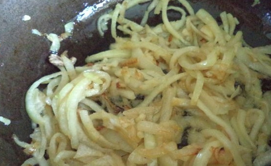 1. Этап. Плов лучший: 4. Разогрейте в казанке постное масло. Выложите в него лук и слегка обжарьте на среднем огне. Посолите лук.