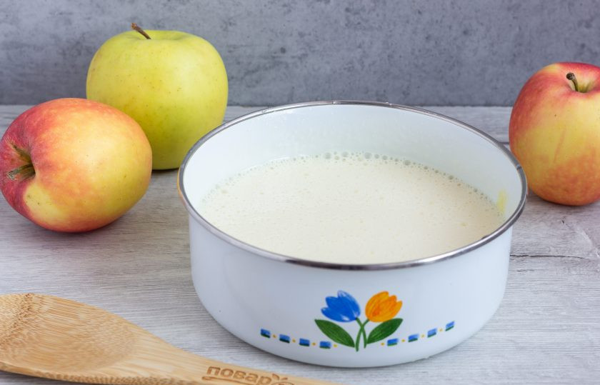 1. Этап. Пряные кексы: Яйца взбейте с сахаром, затем взбивая, понемногу вливайте растительное масло. Взбивайте до растворения сахара. Должна получиться легкая воздушная масса.