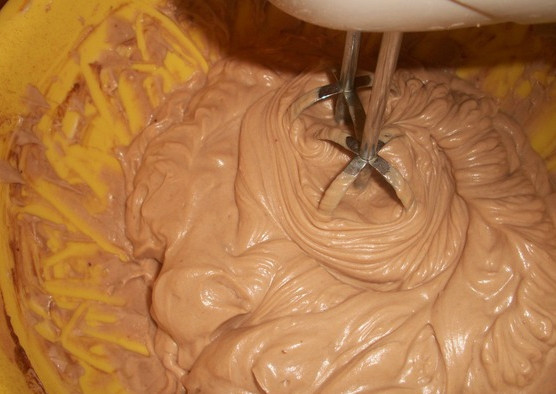 1. Этап. Крем Пражский: Перекладываем разведенное какао с коньяком в наш крем, взбиваем миксером на максимальной скорости в течение пяти минут. Крем должен быть достаточно густым и хорошо взбиваться. Сочетание какао и коньяка будет просто изумительно подчеркивать вкус крема.