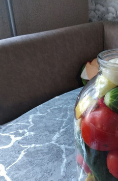 1. Этап. Яблочно-луковые томаты: Все сложить в трех литровую банку. (По вашему желанию). У меня внизу лук и яблоки и сверху.