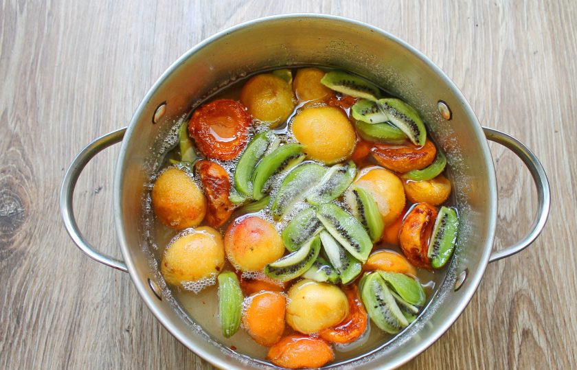 1. Этап. Варенье из абрикосов и киви: Оставьте фрукты с сахаром на 4-6 часов в прохладном месте, чтобы выделился сок.