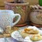 Фаршированные блины с молодой капустой Готовим всё для начинки. Шпинат мелко порубила. Яйца сварила вкрутую. Наливаем масло в сотейник, нагреваем и выкладываем нарезанный лук. Золотим. Через минуту выкладываем шпинат и нашинкованную капусту. Обжариваем немного. Я больше притомила под крышкой на минимальном огне до готовности. Это быстро. Добавляем порубленные яйца, солим и по желанию перчим. Если будут есть дети, то перчить не обязательно. Перемешиваем и снимаем с огня. Начинка готова. Делаем тесто для тонких блинов. Молоко соединяем с горячей водой. Добавляем сахар, соль и яйцо. Перемешиваем венчиком. Муку соединяем с содой и замешиваем тесто. Тесто должно быть жидким, чтобы хорошо растекалось по сковороде. Наливаем масло и опять соединяем. Готово. Выпекаем блины. Я тесто замешиваю в посуде с носиком, так удобней наливать прямо из этой посуды, не пользуясь поварёшкой, прямо на сковороду. Греем сковороду и подмазываем. Хотя у меня сковорода и не требует подмазки, и в тесте масло, сковороду я всё равно подмазывала немного, т. к. блины будут очень тонкими, и чтобы они легко переворачивались на сковороде. Выпекаем блины с обеих сторон до красивого цвета. Из этого количества теста у меня получилось 10 тонких блинов 22 см в диаметре. Заворачиваем начинку в блины. Я завернула блины обычным способом, чтобы затем их поджарить до хрустящей корочки на сковороде с обеих сторон в сливочном масле для подачи. Вначале масло растапливаем и затем выкладываем блины. Блины готовы. Подаём блины по желанию - с йогуртом или сметаной.