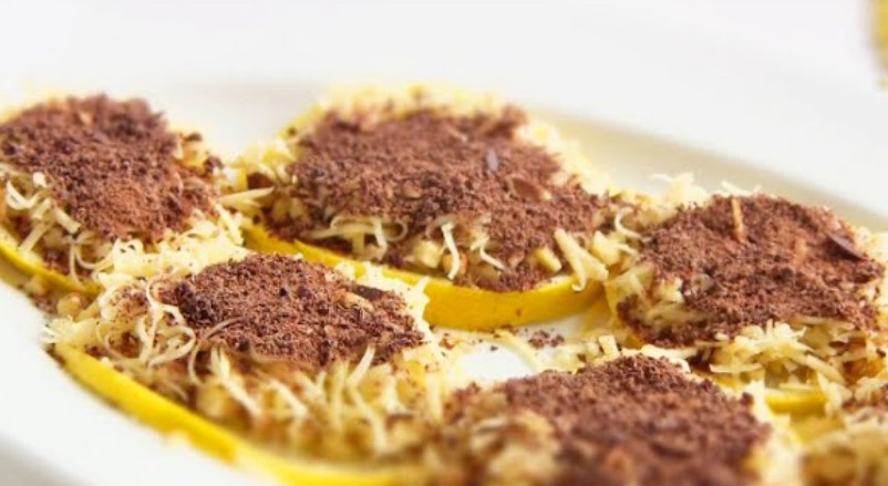 1. Этап. Лимон под шоколадом: 5. Выложите на лимон орехи, накройте сыром, присыпьте шоколадной крошкой и подавайте!