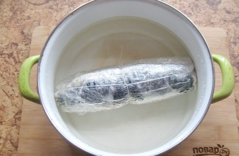 1. Этап. Холодная закуска из скумбрии: Выложить в кастрюлю, залить водой и варить с момента закипания 25-30 минут. Затем скумбрию достать из кастрюли и выложить на тарелку. Поставить сверху груз и отправить в холод до полного застывания желатина.