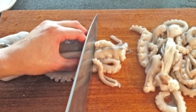 1. Этап. Осьминог по-корейски: И нарезаем небольшими кусочками.