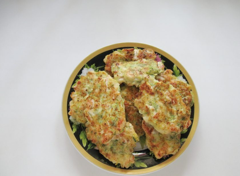 1. Этап. Рубленые куриные котлеты с кабачком: Обжаривайте с обеих сторон до румяной корочки.