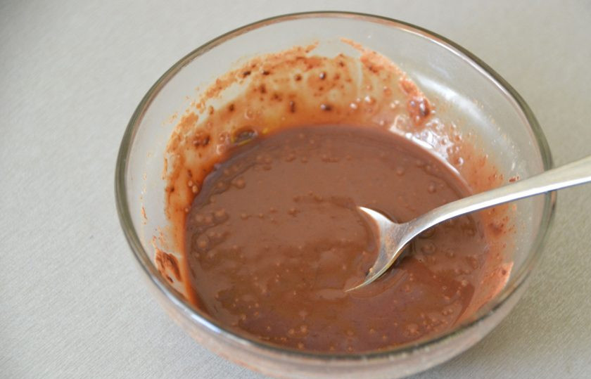 1. Этап. Сладкие начинки для блинов: Следующий шаг не обязательный, но очень приятный. Растопите 25 грамм шоколада со столовой ложкой молока короткими импульсами в СВЧ-печи, переложите в кондитерский мешок или просто ложкой сделайте шоколадную сеточку на блинчиках.