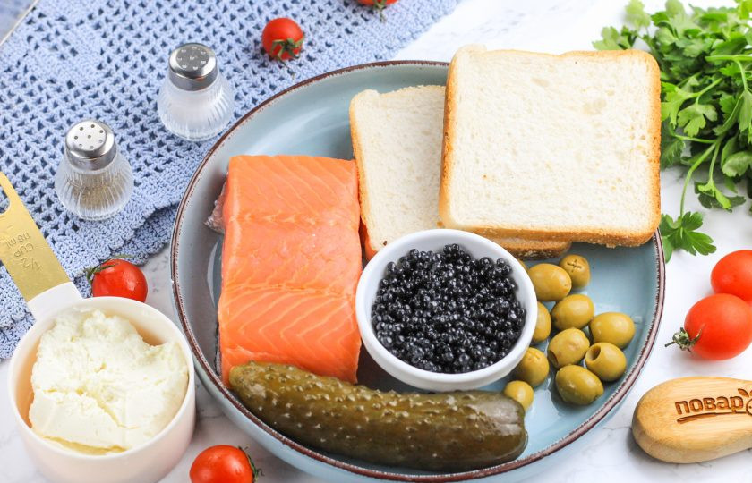 1. Этап. Канапе с семгой и икрой: Подготовьте указанные ингредиенты. Соленый огурец можно заменить свежим, черную икру — красной или икрой трески.