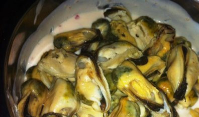 1. Этап. Жульен с мидиями и овощами: В соус кладем мидии.