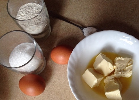 1. Этап. Рецепт вафельного теста для электровафельницы: Вот все наши ингредиенты. Из них получится 8 вафель-трубочек.