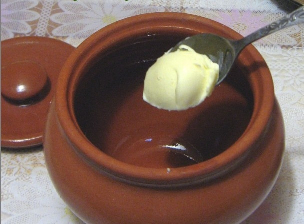 1. Этап. Картофель в горшочках в духовке: В горшок положить ложку масла.