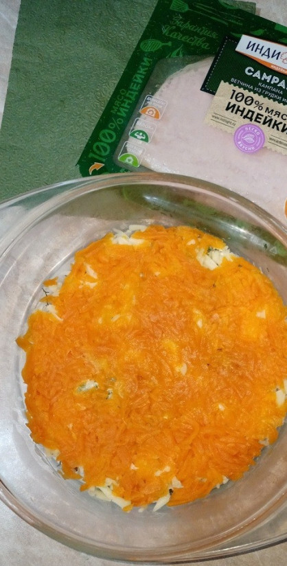 1. Этап. Сытный и ходовой салат с ветчиной: Дальше на сыр добавляем морковь вареную и остуженную, натёртую на крупной тёрке, смазываем майонезом.