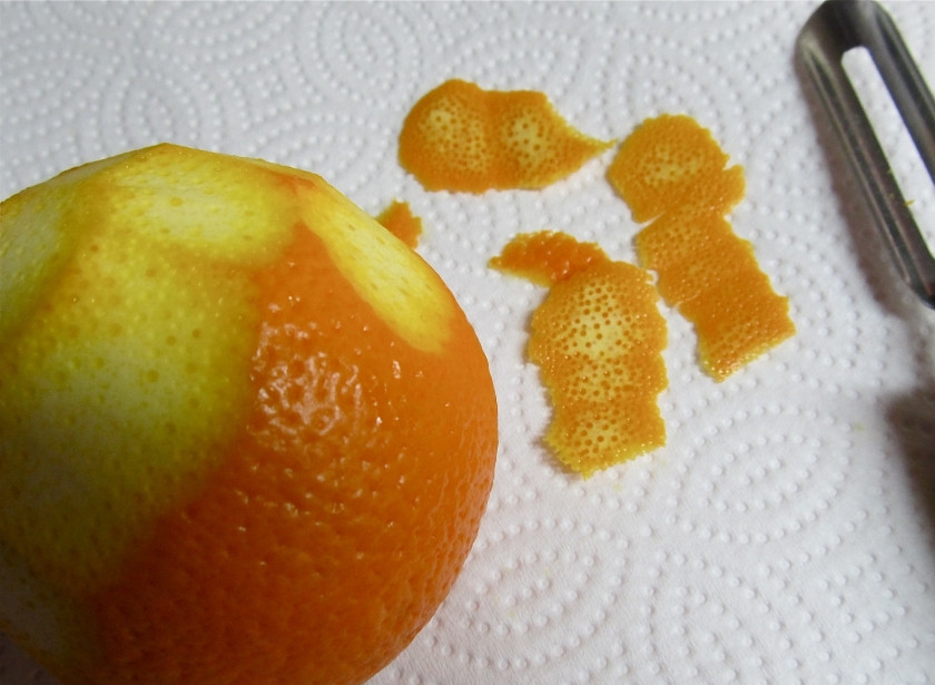 1. Этап. Апельсиновый ликер Куантро в домашних условиях: Простерилизуйте банки под ликер, отставьте их в сторону. Апельсины промойте, с помощью овощечистки снимите кожуру.