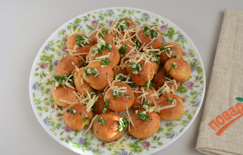 1. Этап. Гужеры: 12. Горячие гужеры полейте заправкой, посыпьте тертым сыром и подайте.