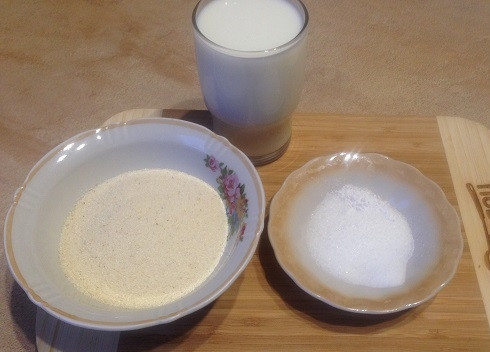 1. Этап. Неаполитанский чизкейк: 4. А теперь сварим манную кашу :) Смешаем молоко со щепоткой соли, добавим ложку сахара обычного и ванильного и доводим до кипения. Затем всыпаем манку и варим до готовности.