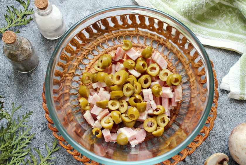 1. Этап. Салат Гречанка: Оливки порежьте кружочками и добавьте к грудинке.