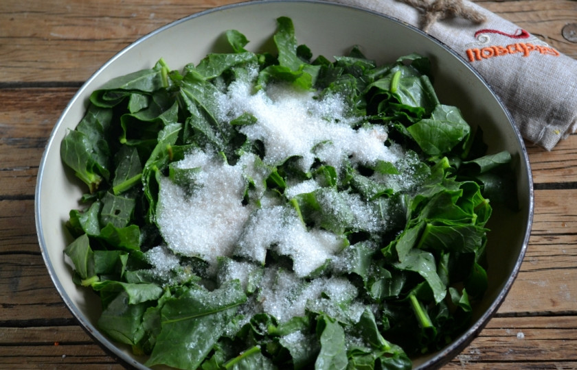 1. Этап. Варенье из щавеля: Выложите щавель на сковороду, добавьте воду, засыпьте его сахаром. На медленном огне готовьте 20 минут.