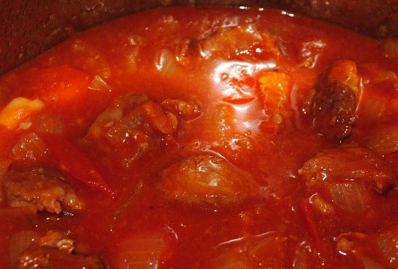 1. Этап. Венгерский гуляш из говядины: Хорошо перемешайте и тушите на среднем огне 25 минут.