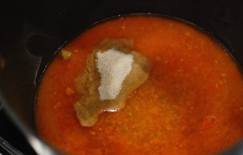 1. Этап. Джем из хурмы: Готовое пюре переложите в кастрюлю. Влейте к нему воду. Добавьте пектин, соль, сок лимона и масло.