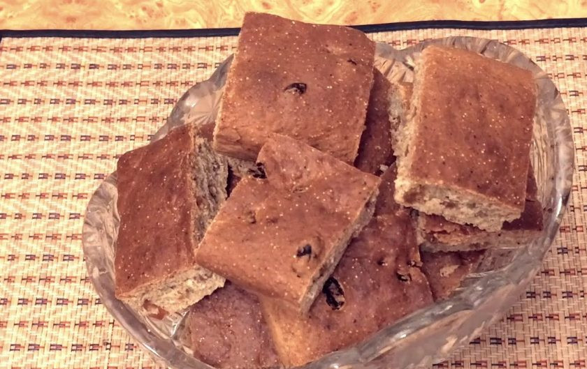 1. Этап. Бананово-амарантовый пирог с изюмом: Выпекайте в разогретой до 175 градусов духовке 1 час. Полностью остудите пирог. Приятного аппетита!