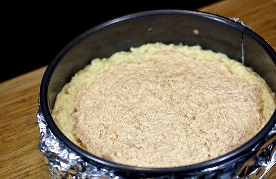 1. Этап. Пирожок с мясом: 12. Сверху выложите фарш, чуть отступая от краев.