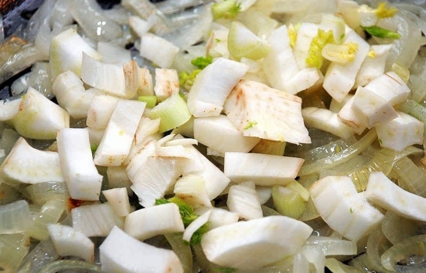 1. Этап. Форель, запеченная в духовке целиком: 4. На растительном масле поджарьте лук и фенхель до готовности.