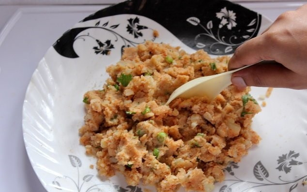 1. Этап. Оригинальная закуска из картофеля: 3. Тщательно перемешайте все до однородности.