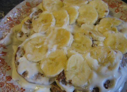 1. Этап. Пряничный торт (рецепт без выпечки): 4. Начинаем формировать торт. После пряничного нижнего слоя выкладываем бананы, которые тоже щедро окунаем в крем. Можно пряники вообще на полминуты замочить в креме, а потом уже выкладывать.