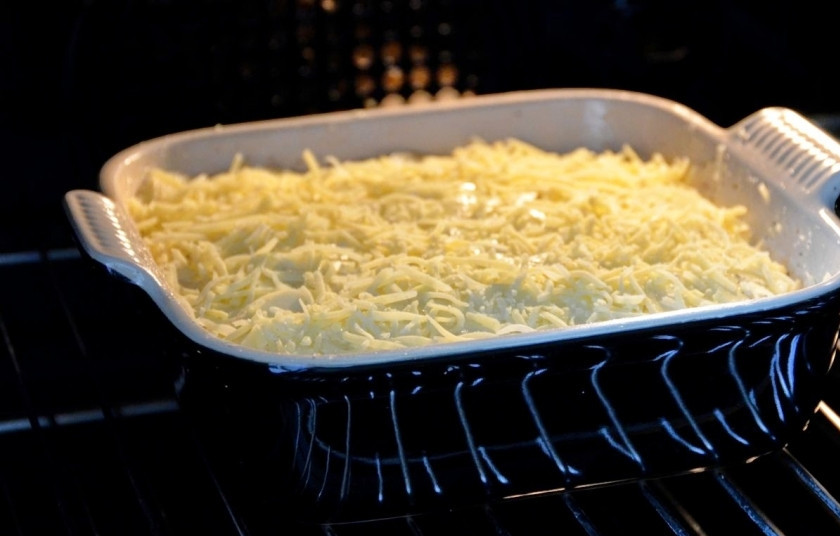 1. Этап. Детская картофельная запеканка с сыром: 3. Заливаем картошку сверху молоком и посыпаем оставшимся сыром, измельченным чесноком и специями. Запекаем 50-60 минут при температуре 200 градусов.