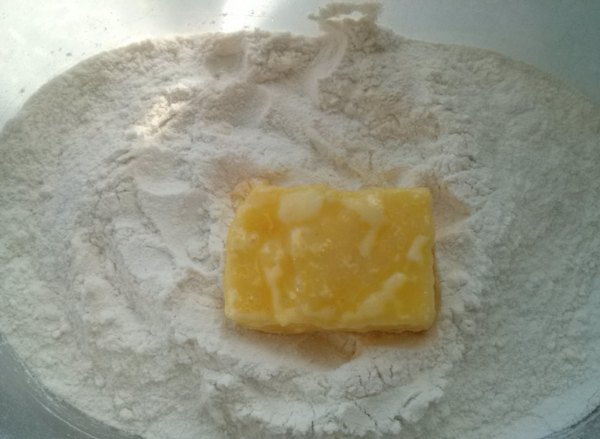 1. Этап. Жареное молоко: …затем в яйце и снова в муке. Так панировка будет нежнее.