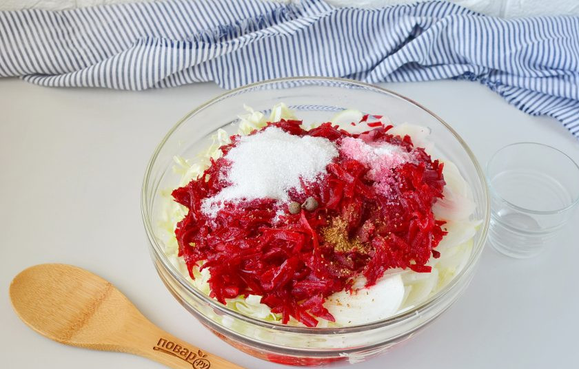 1. Этап. Салат с капустой на зиму: Добавьте соль, сахар, перец душистый, тмин, уксус и воду.