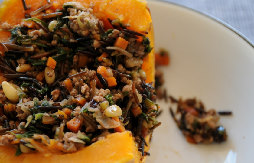 1. Этап. Рис, запеченный в тыкве: Подавать готовый рис, запеченный в тыкве, рекомендую прямо в тыквенных лодочках: уж очень эффектно! Приятного аппетита!