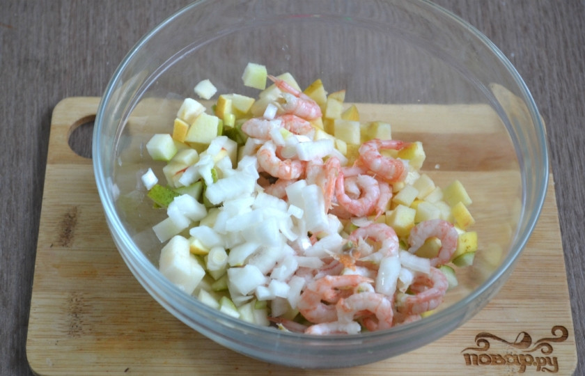 1. Этап. Салат Коктейль с креветками: Смешайте очищенные креветки, маринованный лук, грушу и яблоко. Заправьте майонезом.