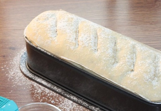1. Этап. Белый хлеб домашней выпечки: 14. И смазываем хлеб молоком или водой. Я смазывала молоком. Немного присыпем верх заготовки мукой.
