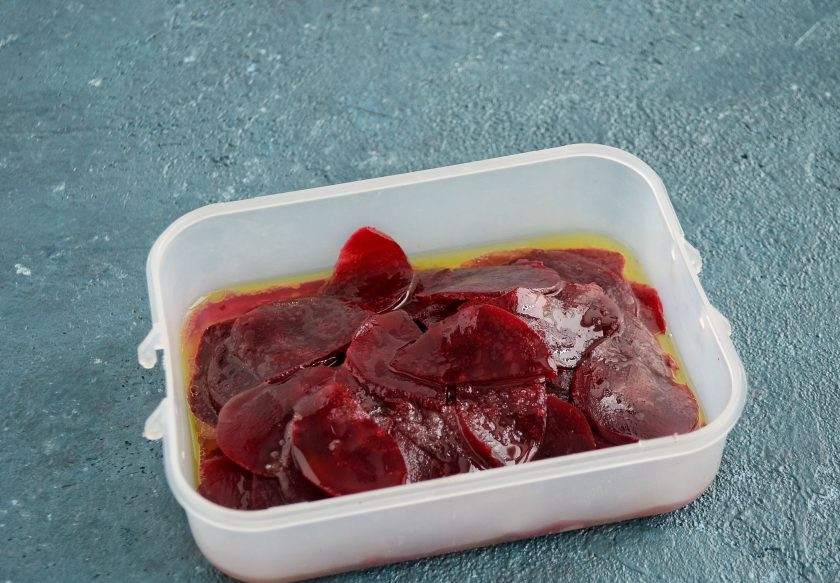 1. Этап. Карпаччо с рукколой: Замаринуйте в этом соусе свеклу минимум на 2 часа, а лучше на ночь.