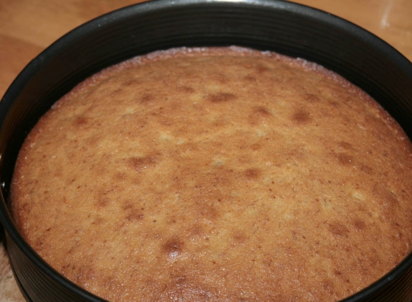 1. Этап. Банановый пирог: Достаем банановый пирог. Посыпаем его слоем сахарной пудры, ждем когда он остынет и затем достаем его из форму, нарезаем и подаем к столу. Приятного аппетита!