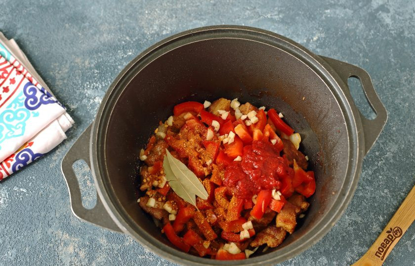 1. Этап. Лагман по-казахски: Затем добавьте нарезанный небольшой соломкой болгарский перец, томатную пасту, измельченный чеснок, сахар, лавровый лист, соль и специи по вкусу.