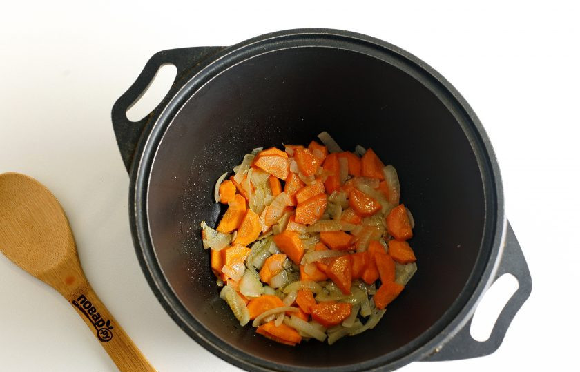 1. Этап. Овощное рагу с картошкой: Обжарьте овощи до мягкости в течение 3-5 минут.