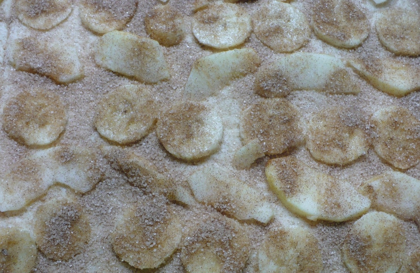 1. Этап. Сладкий рулет: 2. Выкладываем поверх теста, посыпаем обильно сахаром и корицей. Аккуратно начинаем скатывать наш рулет.