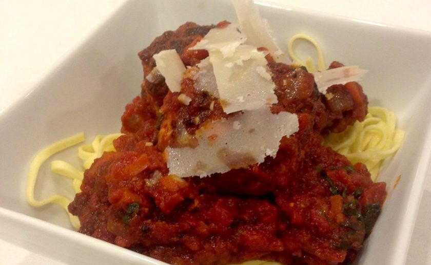 1. Этап. Фрикадельки из индюшиного фарша: 8. Подавайте фрикадельки с соусом и макаронами. Приятного аппетита!