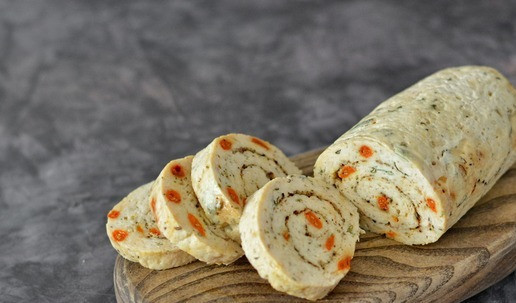 1. Этап. Рулет из индейки с ягодами годжи: Ну что, режем? Вот такой симпатичный срез получается у этого рулета.