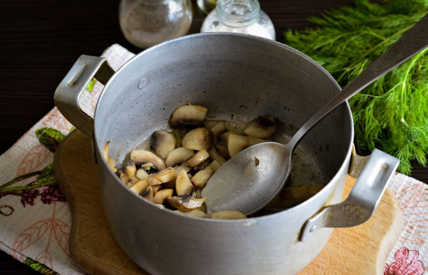 1. Этап. Грибной холодный суп на воде: Грибы вымойте, нарежьте кусочками среднего размера и обжарьте на масле прямо в кастрюле для супа. Жарьте 3-4 минуты, пока грибы не станут румяными, при этом постоянно помешивайте.
