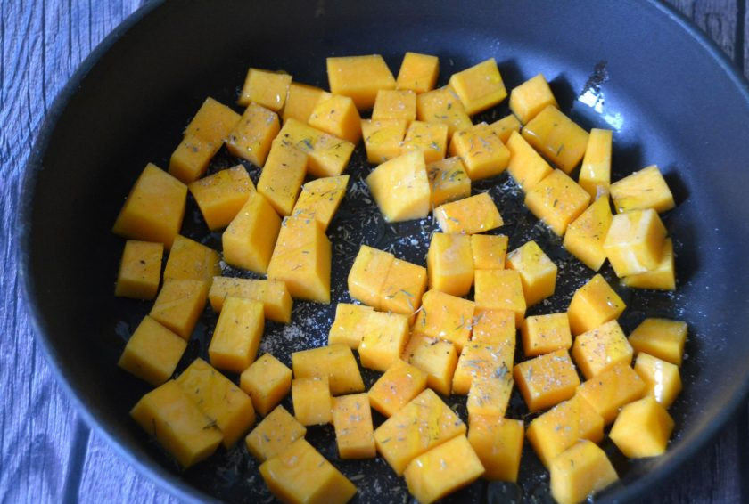 1. Этап. Ризотто с тыквой от Юлии Высоцкой: В форму для запекания положите тыкву, нарезанную кусочками, присыпьте слегка солью, тимьяном, сбрызните оливковым маслом. Поставьте в духовку запекаться при температуре 200 градусов на 20-30 минут.